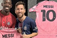 yang menerima kaos No. 10 dari superstar Inter Miami.

Hanya Lionel Messi bermain di kaos Inter Miami atau Argentina, sebuah “perang” untuk tanda tangannya dan bajunya akan pecah. Cantero cukup beruntung untuk memiliki kaos No. 10 yang ikonik setelah pertandingan pertama Messi pada 2026. Striker klub Peru Alianza Lima belum bisa menahan air mata ketika ia menerima hadiah ini segera setelah peluit pertandingan persahabatan.
Cantero khóc khi được đổi áo với Messi
 
 

Cantero mengganti bajunya dengan Messi.

Setelah memenangkan Piala MLS 2022, Miami sedang berlatih, mempersiapkan musim baru di Amerika Utara. Pada 2026, tim merah muda akan bertarung di banyak lini, dan dapat menerima undangan khusus untuk Copa Libertadores – turnamen Amerika Selatan paling bergengsi di klub, dan sama seperti Liga Champions Eropa.
Advertisement
ADVERTISEMENT

Tidak ada lagi Sergio Busquets, Jordi Alba – dua bintang pensiunan, dan berada dalam tahap menemukan perasaan terbaik dari bola, kebugaran terbaik, Miami kalah 0-3 dari Alianza Lima di pertandingan pertama pada 2026. Namun, kehadiran Messi masih mendapat sambutan hangat dari fans lokal dan lawan di lapangan.

Cantero, meskipun ia hanya memasuki lapangan di babak kedua, bertekad untuk memenangkan jersey kapten Miami dan puas untuk mencapai tujuan. Dia mengatakan kepada Latina Deportes: “Leo adalah idola, inspirasi yang membantu saya mendapatkan hari ini. Bagi saya, meminta bajunya adalah kehormatan besar. Sejujurnya, saya senang, saya akan mengenakan kacamata saya dan menggantung baju ini di rumah. ”

Cantero tersentuh ketika Messi menerima untuk mengganti bajunya. Foto: Instagram / Allianz Lima

Cantero tersentuh ketika Messi menerima untuk mengganti bajunya. Foto: Instagram / Allianz Lima

Cantero tersentuh ketika Messi menerima untuk mengganti bajunya. Foto: Instagram / Allianz Lima

Cantero xúc động khi được Messi nhận lời đổi áo. Ảnh: Instagram / Allianz Lima

Cantero xúc động khi được Messi nhận lời đổi áo. Ảnh: Instagram / Allianz Lima

Cantero xúc động khi được Messi nhận lời đổi áo. Ảnh: Instagram / Allianz Lima
1/44

Striker berusia 27 tahun dan juga rekan senegaranya dengan Messi melanjutkan dengan suara dan air mata yang tersedak: “Ketika pertandingan berakhir, saya datang untuk menyambut Leo – sesuatu yang selalu saya inginkan. Saya merasakan kesenangan yang tidak menguntungkan. Berada di halaman yang sama dengannya hari ini adalah kesempatan langka. Anda dapat dengan jelas melihat kerendahan hati dan kepeduliannya terhadap para pemain muda. Ini seperti aku hidup dalam mimpi.”

Merasakan saat berganti baju dengan Messi

Pertukaran atau hadiah kaos Messi tidak terlalu aneh. Superstar Argentina selalu senang memberikannya setiap kali lawan menawarkan untuk mengganti baju, tetapi penerima yang beruntung ini menganggapnya sebagai gelar yang mulia.

Di FIFA Club World Cup 2025, setelah PSG menang atas Inter Miami 4-0 di babak 1/8, striker klub Prancis Ousmane Dembele juga menemukan Messi untuk meminta setelan lengkap, termasuk kaos, celana dan sepatu. Disepakati oleh para senior, Dembele segera meminta foto dengan superstar Argentina dan “palu”, kemudian membual di media sosial dengan pesan: “Sangat menyenangkan melihat Tuan Leo, pemain terhebat dalam sejarah”.
Gambar itu dibagikan oleh Ousmane Dembele di halaman pribadinya setelah pertandingan PSG-Inter Miami di babak 1/8 Piala Dunia Klub FIFA 2025.

Gambar itu dibagikan oleh Ousmane Dembele di halaman pribadinya setelah pertandingan PSG-Inter Miami di babak 1/8 Piala Dunia Klub FIFA 2025.
