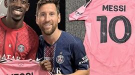 yang menerima kaos No. 10 dari superstar Inter Miami.

Hanya Lionel Messi bermain di kaos Inter Miami atau Argentina, sebuah “perang” untuk tanda tangannya dan bajunya akan pecah. Cantero cukup beruntung untuk memiliki kaos No. 10 yang ikonik setelah pertandingan pertama Messi pada 2026. Striker klub Peru Alianza Lima belum bisa menahan air mata ketika ia menerima hadiah ini segera setelah peluit pertandingan persahabatan.
Cantero khóc khi được đổi áo với Messi
 
 

Cantero mengganti bajunya dengan Messi.

Setelah memenangkan Piala MLS 2022, Miami sedang berlatih, mempersiapkan musim baru di Amerika Utara. Pada 2026, tim merah muda akan bertarung di banyak lini, dan dapat menerima undangan khusus untuk Copa Libertadores – turnamen Amerika Selatan paling bergengsi di klub, dan sama seperti Liga Champions Eropa.
Advertisement
ADVERTISEMENT

Tidak ada lagi Sergio Busquets, Jordi Alba – dua bintang pensiunan, dan berada dalam tahap menemukan perasaan terbaik dari bola, kebugaran terbaik, Miami kalah 0-3 dari Alianza Lima di pertandingan pertama pada 2026. Namun, kehadiran Messi masih mendapat sambutan hangat dari fans lokal dan lawan di lapangan.

Cantero, meskipun ia hanya memasuki lapangan di babak kedua, bertekad untuk memenangkan jersey kapten Miami dan puas untuk mencapai tujuan. Dia mengatakan kepada Latina Deportes: “Leo adalah idola, inspirasi yang membantu saya mendapatkan hari ini. Bagi saya, meminta bajunya adalah kehormatan besar. Sejujurnya, saya senang, saya akan mengenakan kacamata saya dan menggantung baju ini di rumah. ”

Cantero tersentuh ketika Messi menerima untuk mengganti bajunya. Foto: Instagram / Allianz Lima

Cantero tersentuh ketika Messi menerima untuk mengganti bajunya. Foto: Instagram / Allianz Lima

Cantero tersentuh ketika Messi menerima untuk mengganti bajunya. Foto: Instagram / Allianz Lima

Cantero xúc động khi được Messi nhận lời đổi áo. Ảnh: Instagram / Allianz Lima

Cantero xúc động khi được Messi nhận lời đổi áo. Ảnh: Instagram / Allianz Lima

Cantero xúc động khi được Messi nhận lời đổi áo. Ảnh: Instagram / Allianz Lima
1/44

Striker berusia 27 tahun dan juga rekan senegaranya dengan Messi melanjutkan dengan suara dan air mata yang tersedak: “Ketika pertandingan berakhir, saya datang untuk menyambut Leo – sesuatu yang selalu saya inginkan. Saya merasakan kesenangan yang tidak menguntungkan. Berada di halaman yang sama dengannya hari ini adalah kesempatan langka. Anda dapat dengan jelas melihat kerendahan hati dan kepeduliannya terhadap para pemain muda. Ini seperti aku hidup dalam mimpi.”

Merasakan saat berganti baju dengan Messi

Pertukaran atau hadiah kaos Messi tidak terlalu aneh. Superstar Argentina selalu senang memberikannya setiap kali lawan menawarkan untuk mengganti baju, tetapi penerima yang beruntung ini menganggapnya sebagai gelar yang mulia.

Di FIFA Club World Cup 2025, setelah PSG menang atas Inter Miami 4-0 di babak 1/8, striker klub Prancis Ousmane Dembele juga menemukan Messi untuk meminta setelan lengkap, termasuk kaos, celana dan sepatu. Disepakati oleh para senior, Dembele segera meminta foto dengan superstar Argentina dan “palu”, kemudian membual di media sosial dengan pesan: “Sangat menyenangkan melihat Tuan Leo, pemain terhebat dalam sejarah”.
Gambar itu dibagikan oleh Ousmane Dembele di halaman pribadinya setelah pertandingan PSG-Inter Miami di babak 1/8 Piala Dunia Klub FIFA 2025.

Gambar itu dibagikan oleh Ousmane Dembele di halaman pribadinya setelah pertandingan PSG-Inter Miami di babak 1/8 Piala Dunia Klub FIFA 2025.
