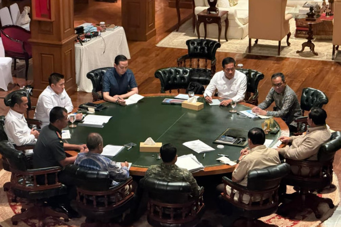 Presiden Prabowo Subianto menggelar pertemuan dengan sejumlah menteri Kabinet Merah Putih di kediamannya di Hambalang, Bogor, Jawa Barat, membahas sektor pendidikan. [BPMI/Setpres]