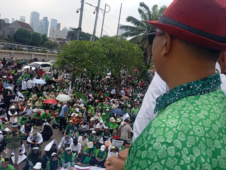 Guru madrasah swasta yang tergabung dalam Perkumpulan Guru Madrasah (PGM) Indonesia saat menggelar aksi damai gerakan 112 di depan gedung DPR RI Senayan Jakarta, Rabu 11 Februari 2026 /DOK. PGM Indonesia Banten/