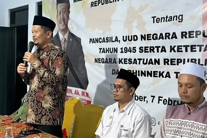Anggota MPR RI Amin Ak menyampaikan paparan saat kegiatan Sosialisasi Tahap II 