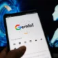 Ilustrasi AI Gemini ditampilkan pada smartphone. Foto: Bao Lam