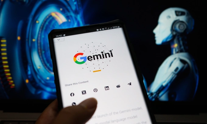 Ilustrasi AI Gemini ditampilkan pada smartphone. Foto: Bao Lam