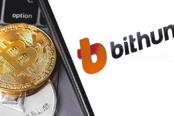Logo pertukaran cryptocurrency Bithumb ditempatkan di samping dua logo Bitcoin dan Ether. Foto oleh Primakov/Shutterstock