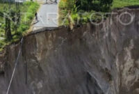 Lubang longsor di Pondok Balik, Ketol. Foto: Antara