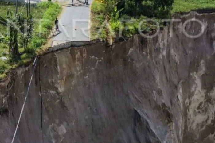 Lubang longsor di Pondok Balik, Ketol. Foto: Antara