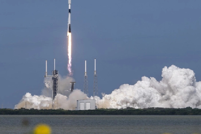 Roket Falcon 9 SpaceX meluncurkan 21 satelit Starlink ke orbit dari Cape Canaveral, Florida, 11 Februari 2025. Foto: SpaceX