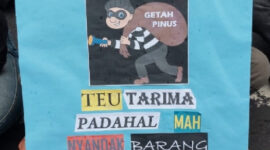 Salah satu famplet yang dibawa pengunjuk rasa aktivis lingkungan AKAR.