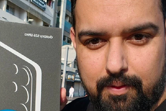YouTuber Selatan memamerkan ponsel barunya. Foto oleh X/Sahil Karoul.