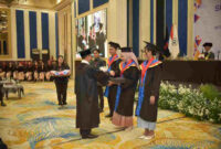 Ketua Stikom Bandung Dr Dedy Jamaludin Malik, M.Si menyerahkan penghargaan kepada lulusan terbaik pada Wisuda Gelombang X di Hotel Papandayan, Sabtu (14/2/2026)