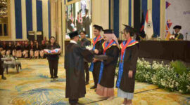 Ketua Stikom Bandung Dr Dedy Jamaludin Malik, M.Si menyerahkan penghargaan kepada lulusan terbaik pada Wisuda Gelombang X di Hotel Papandayan, Sabtu (14/2/2026)