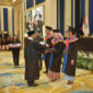 Ketua Stikom Bandung Dr Dedy Jamaludin Malik, M.Si menyerahkan penghargaan kepada lulusan terbaik pada Wisuda Gelombang X di Hotel Papandayan, Sabtu (14/2/2026)