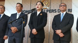 Ketua Otoritas Jasa Keuangan (OJK), Friderica Widyasari (Tengah). 