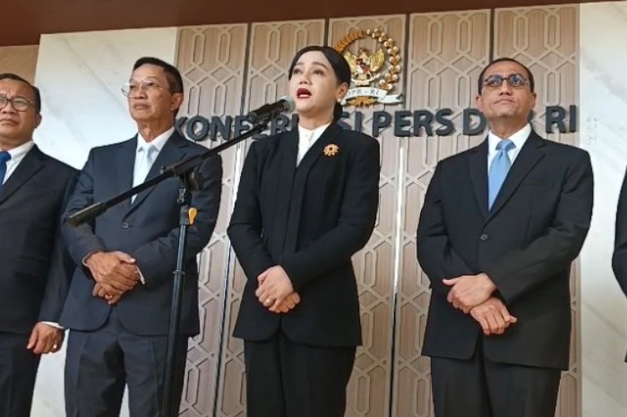 Ketua Otoritas Jasa Keuangan (OJK), Friderica Widyasari (Tengah). 