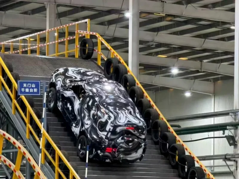 BYD Uji Yangwang U8 Tanjak Tangga Surgawi Versi Simulasi Pabrik