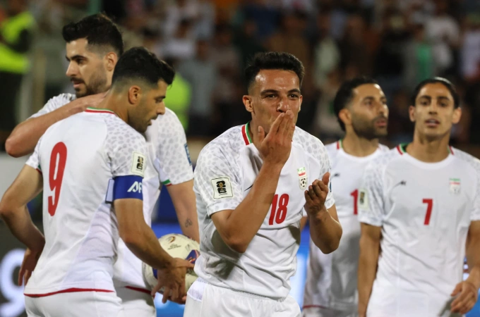 Amirhossein Hosseinzadeh merayakan gol Iran yang memenangkan Korea Utara di Kompleks Olahraga Azadi di Teheran pada 10 Juni 2025. Foto: AFP