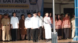 Menteri Pendidikan Dasar dan Menengah RI, Abdul Mu'ti menjadi pembina upacara di SMPN 2 Depok, Senin (30/03/26). (Foto: JD 01/Diskominfo Depok)