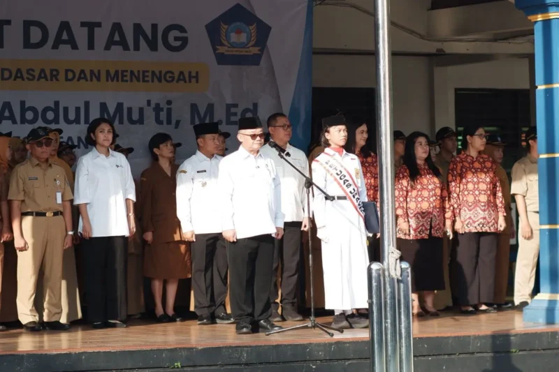 Menteri Pendidikan Dasar dan Menengah RI, Abdul Mu'ti menjadi pembina upacara di SMPN 2 Depok, Senin (30/03/26). (Foto: JD 01/Diskominfo Depok)