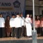 Menteri Pendidikan Dasar dan Menengah RI, Abdul Mu'ti menjadi pembina upacara di SMPN 2 Depok, Senin (30/03/26). (Foto: JD 01/Diskominfo Depok)