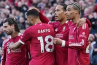 Van Dijk (ketiga dari kiri), setelah gol itu naik menjadi 2-0 melawan West Ham, di Anfield, Liverpool, Inggris pada 28 Februari. Foto: Reuters