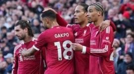 Van Dijk (ketiga dari kiri), setelah gol itu naik menjadi 2-0 melawan West Ham, di Anfield, Liverpool, Inggris pada 28 Februari. Foto: Reuters