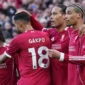 Van Dijk (ketiga dari kiri), setelah gol itu naik menjadi 2-0 melawan West Ham, di Anfield, Liverpool, Inggris pada 28 Februari. Foto: Reuters