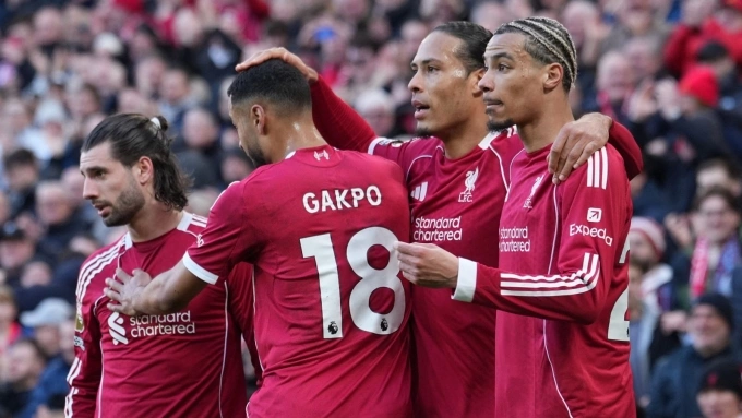 Van Dijk (ketiga dari kiri), setelah gol itu naik menjadi 2-0 melawan West Ham, di Anfield, Liverpool, Inggris pada 28 Februari. Foto: Reuters