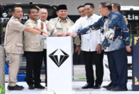 Prabowo Resmikan Pabrik Mobil Listrik di Magelang