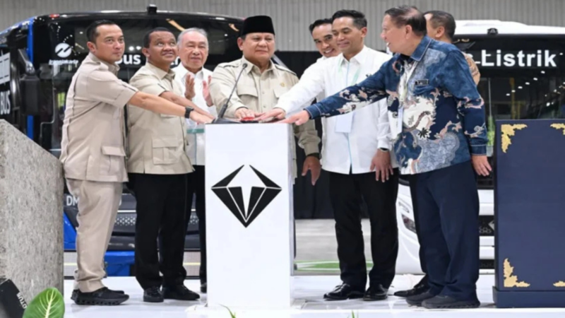 Prabowo Resmikan Pabrik Mobil Listrik di Magelang